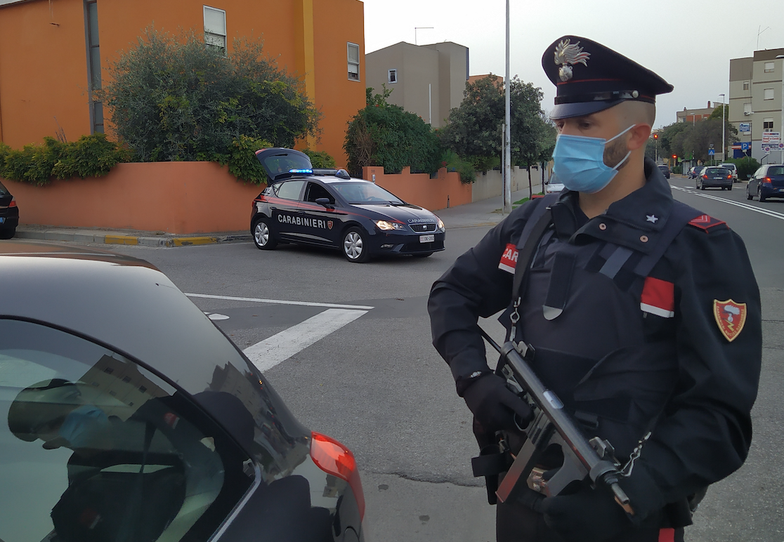 Ruba un cellulare dall’auto di un operaio, algerino denunciato a Cagliari