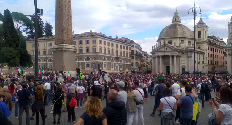 Roma, folla contro il green pass in piazza del Popolo