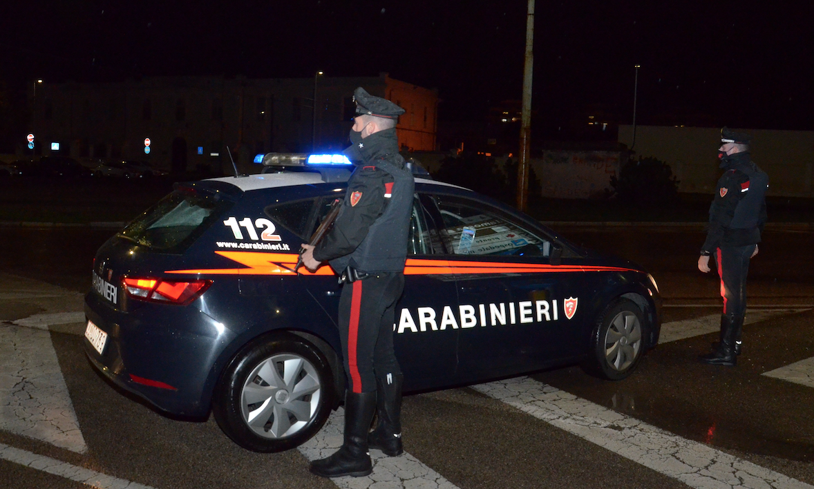 Tentato furto in una lavanderia a Narcao: denunciata una donna, fuggito il complice