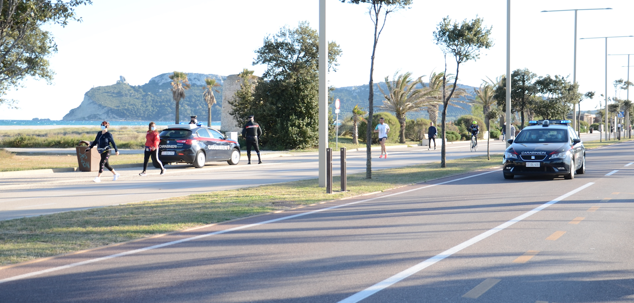 Sale sul bus senza mascherina e minaccia di lanciare una pietra sul parabrezza: romeno denunciato a Cagliari