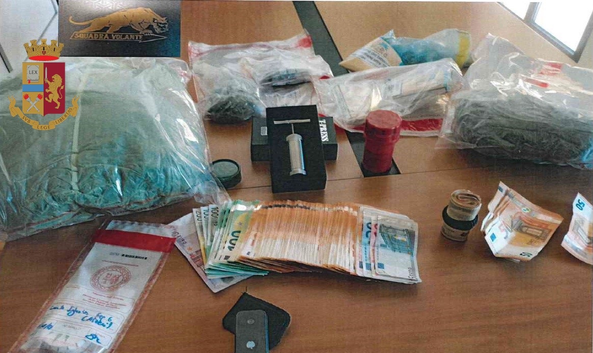 Iglesias, coppia insospettabile con la droga nell’auto: la Polizia ferma e arresta due giovani fidanzati