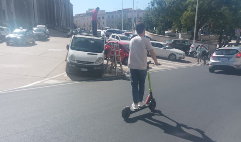 Monopattini “selvaggi”, a Cagliari scatta il pugno duro: mai più sosta e circolazione sui marciapiedi