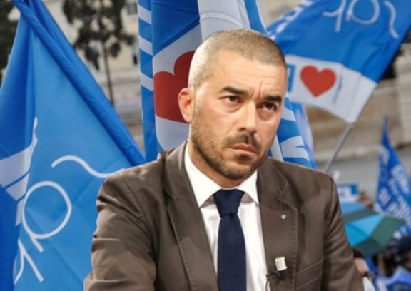Cagliari, caos green pass per i poliziotti: “Molti senza vaccino, non potranno lavorare: sicurezza dei cittadini a rischio” 