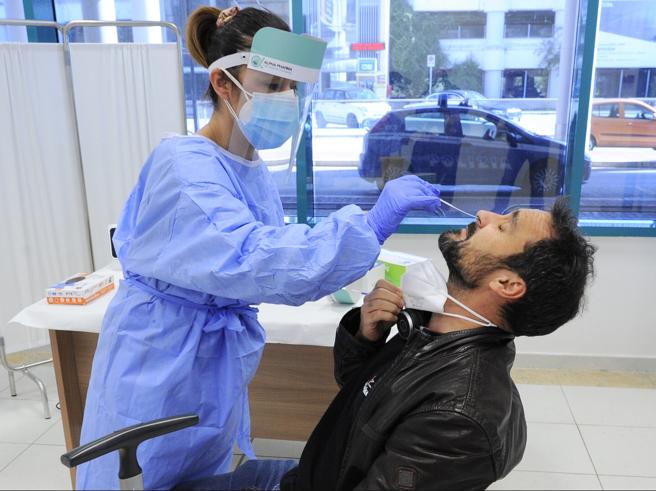 Green pass obbligatorio, pressing sulle farmacie: a Cagliari tutti i tamponi prenotati fino a lunedì