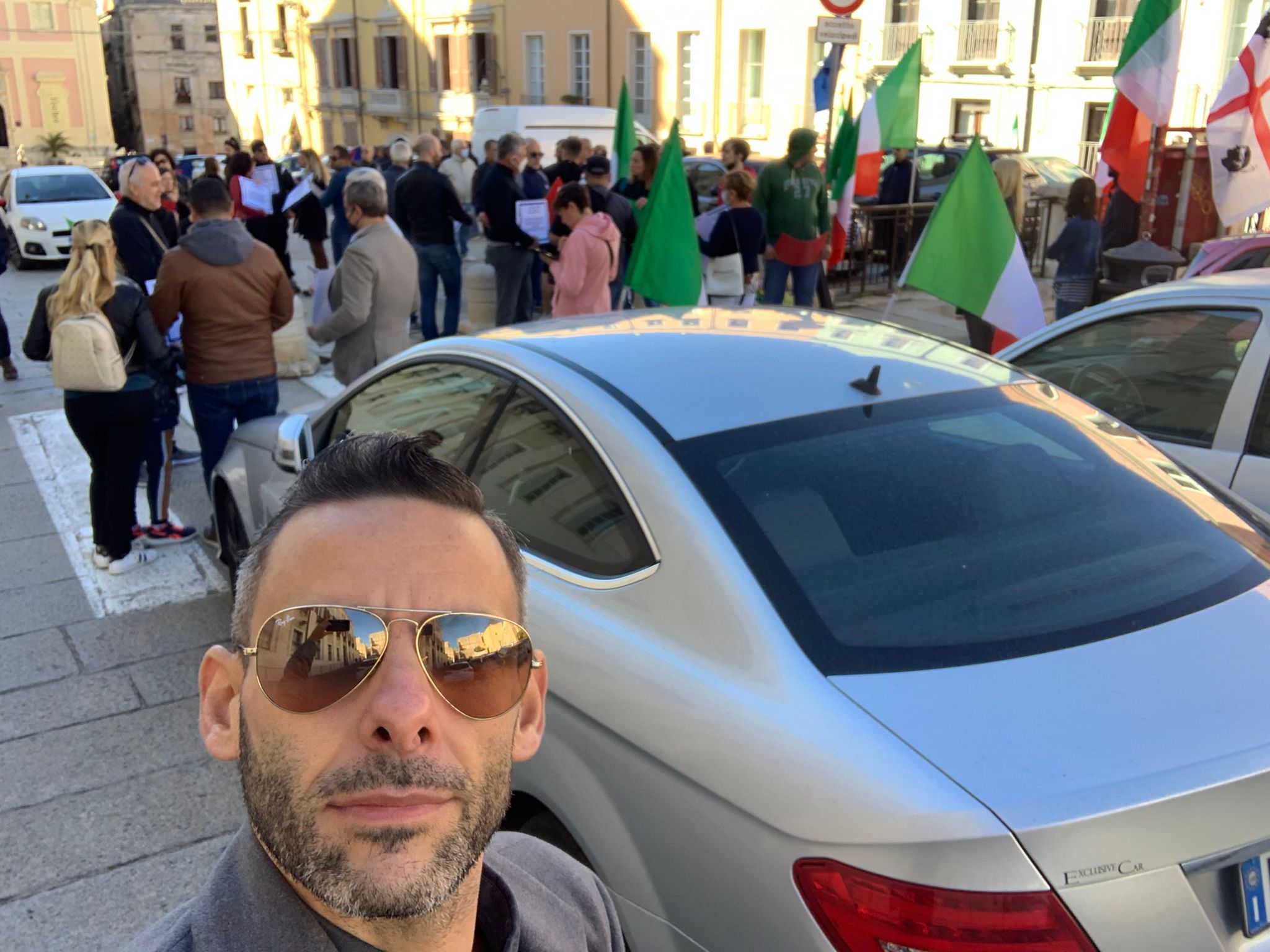I no green pass protestano davanti alla prefettura di Cagliari: “Difendiamo la Costituzione contro il ricatto verde”