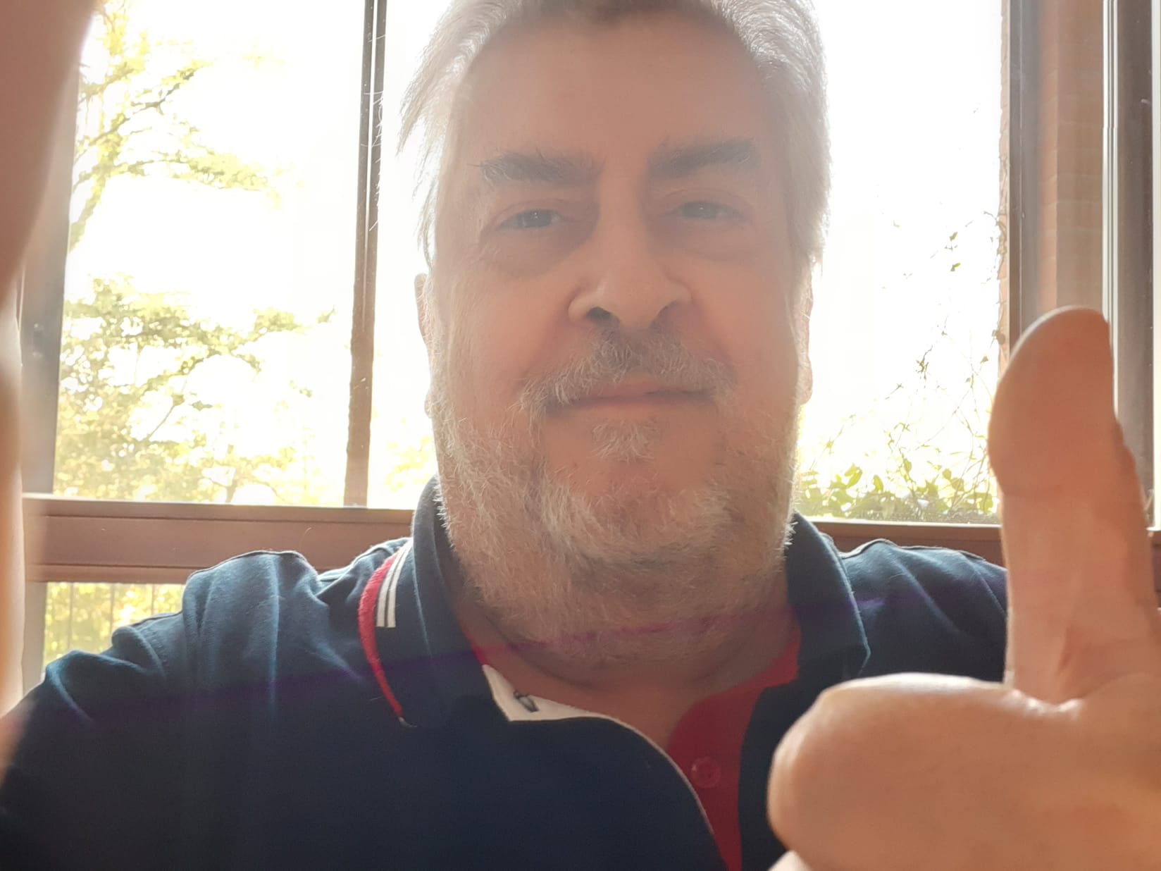 Cagliari, la felicità del medico malato di cancro: “Portafoglio ritrovato all’aeroporto da un pensionato onesto, dentro c’era tutto”