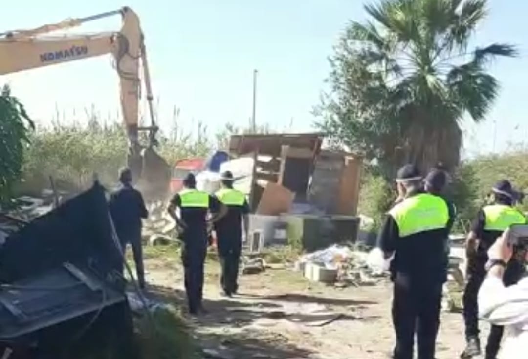 Cagliari, le ruspe abbattono la baraccopoli di via San Paolo: sgomberato dopo anni il campo nomadi abusivo