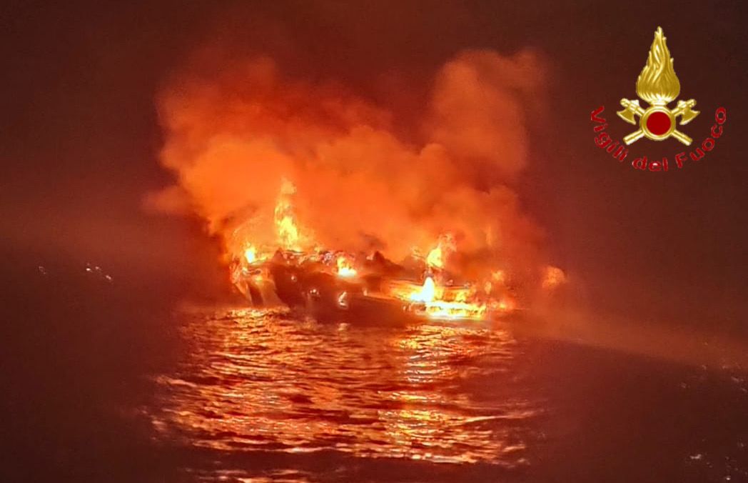 Dramma sfiorato davanti alle coste sarde, una barca in fiamme si inabissa: 4 persone salvate all’ultimo