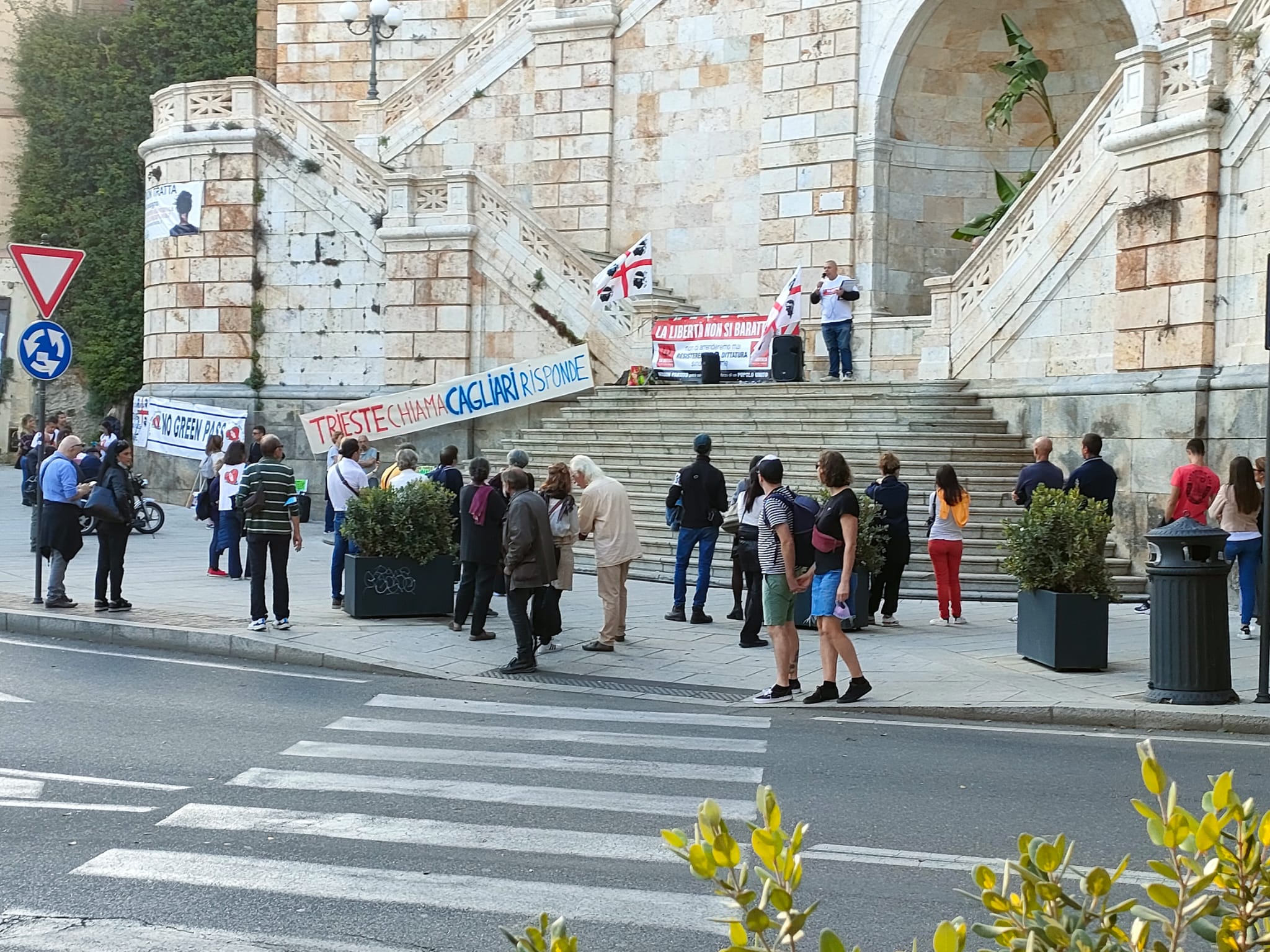 Cagliari, i no green pass tornano in piazza: “Siamo con i portuali di Trieste, resisteremo alla dittatura”