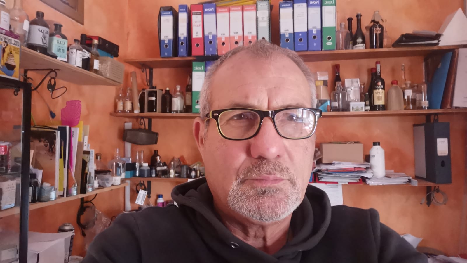 Cagliari, le lacrime di un papà separato: “Non posso abbracciare mio figlio di 10 anni per colpa di Volotea”