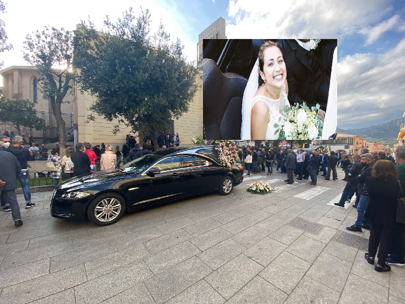 L’ultimo straziante saluto di Villasimius a Beatrice Carlotta Ghiani, stroncata da un tumore: “Veglia sui tuoi bimbi”