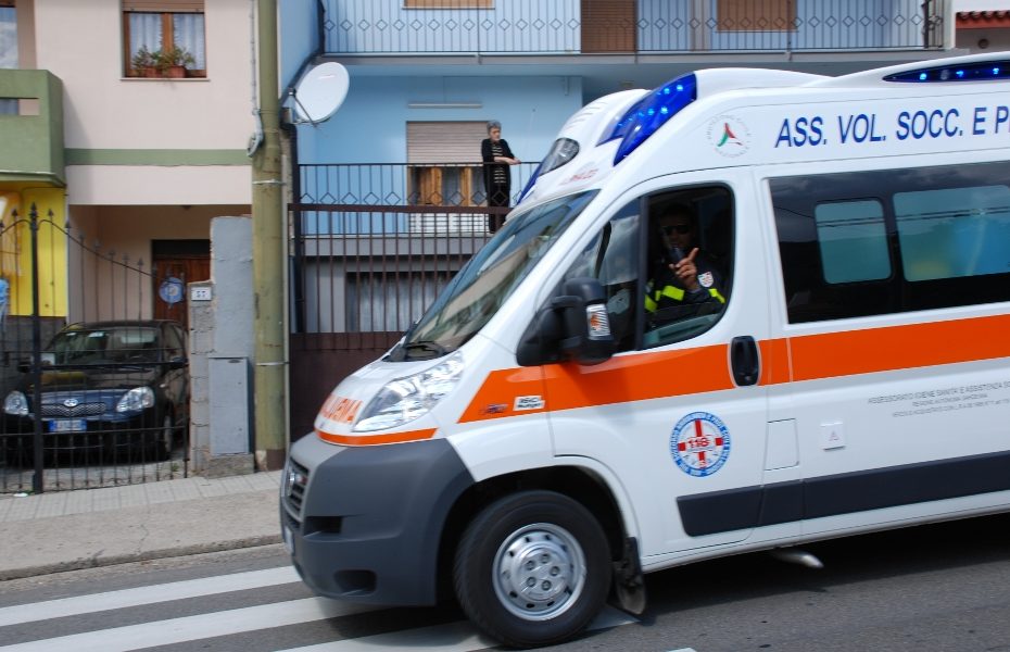 Cade dal tetto e fa un volo di 3 metri, 55enne di Pabillonis in gravissime condizioni
