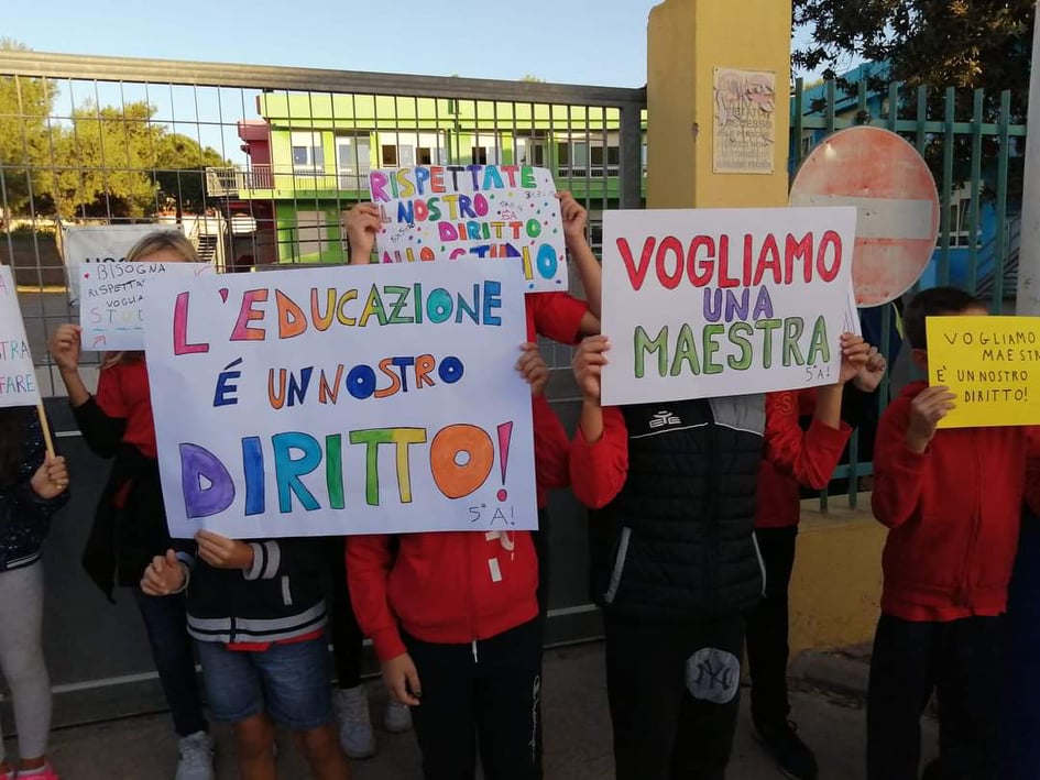 Sestu, la protesta dei bimbi della scuola primaria senza maestra: “L’educazione è un nostro diritto”