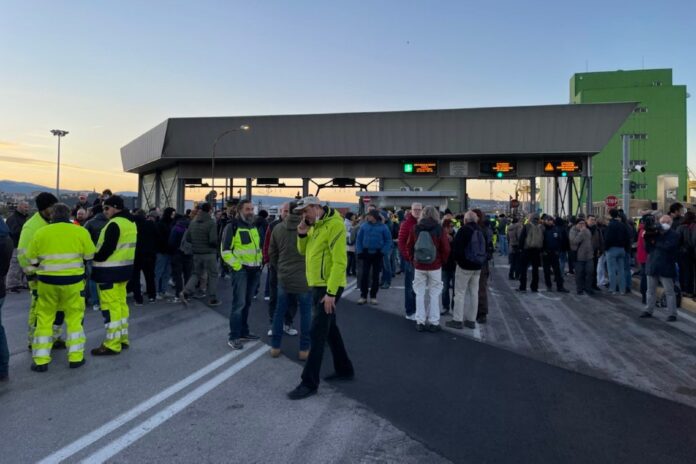 E’ il “No Green pass day” nei porti italiani: blocchi e manifestazioni