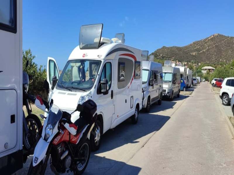 Solanas, l’estate infinita dei cafoni: “Auto e camper parcheggiati senza rispettare la segnaletica, complimenti ai maleducati”