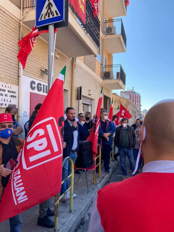Tutti in piazza per dare solidarietà alla Cgil sarda: “Ora sciogliete tutti i gruppi che si richiamano al fascismo”