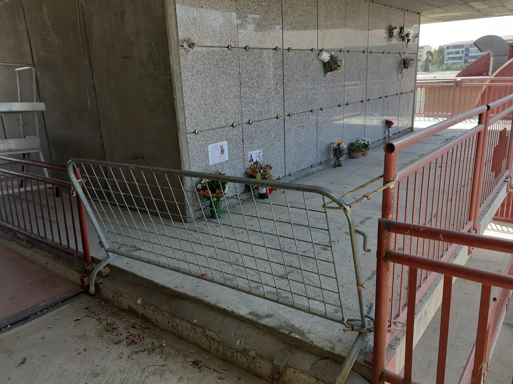 Quartu, la transenna delle lacrime al cimitero: “Da 8 mesi devo scavalcarla per portare un fiore a mia madre”