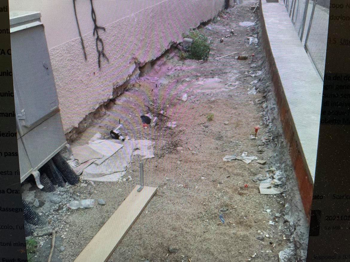 La fotografia del degrado totale tra Via Maddalena, il Corso e il Castello Sorcesco: lavori interrotti da mesi tra i rifiuti