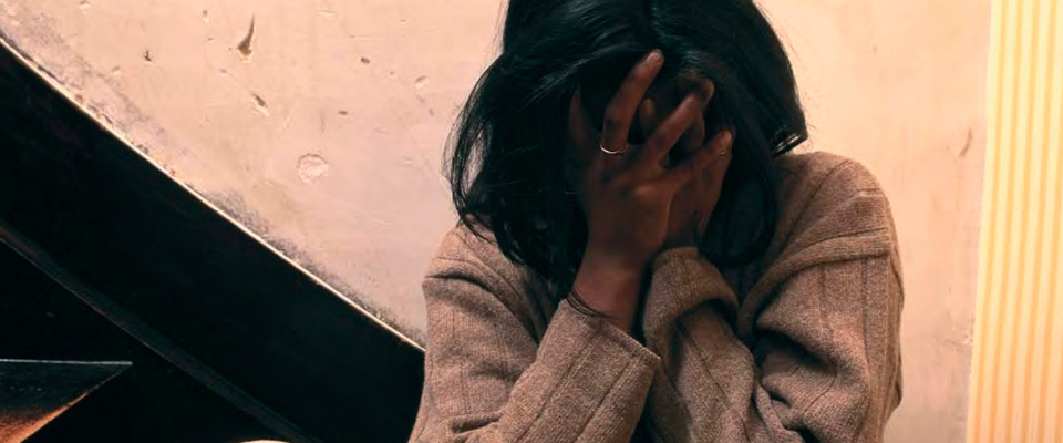 I controlli anti covid sventano uno stupro alla fermata del bus: arrestato un 35enne