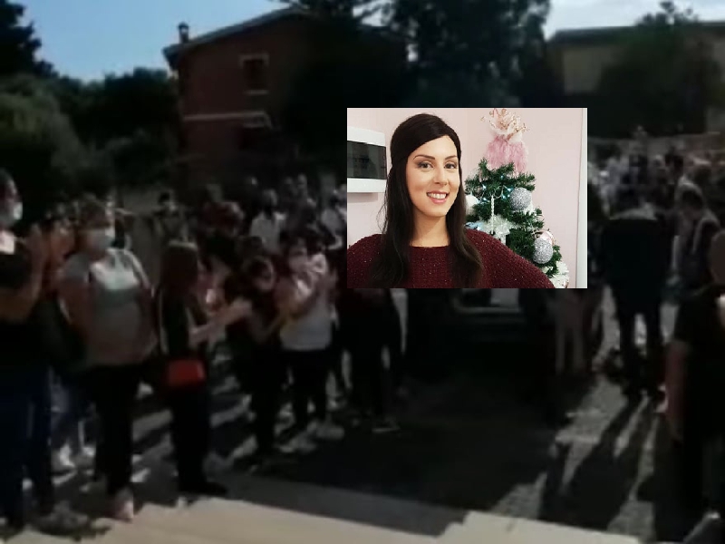 L’ultimo saluto di Quartu a Debora, stroncata dal tumore 20 giorni dopo le nozze: “Fai buon viaggio, amore”