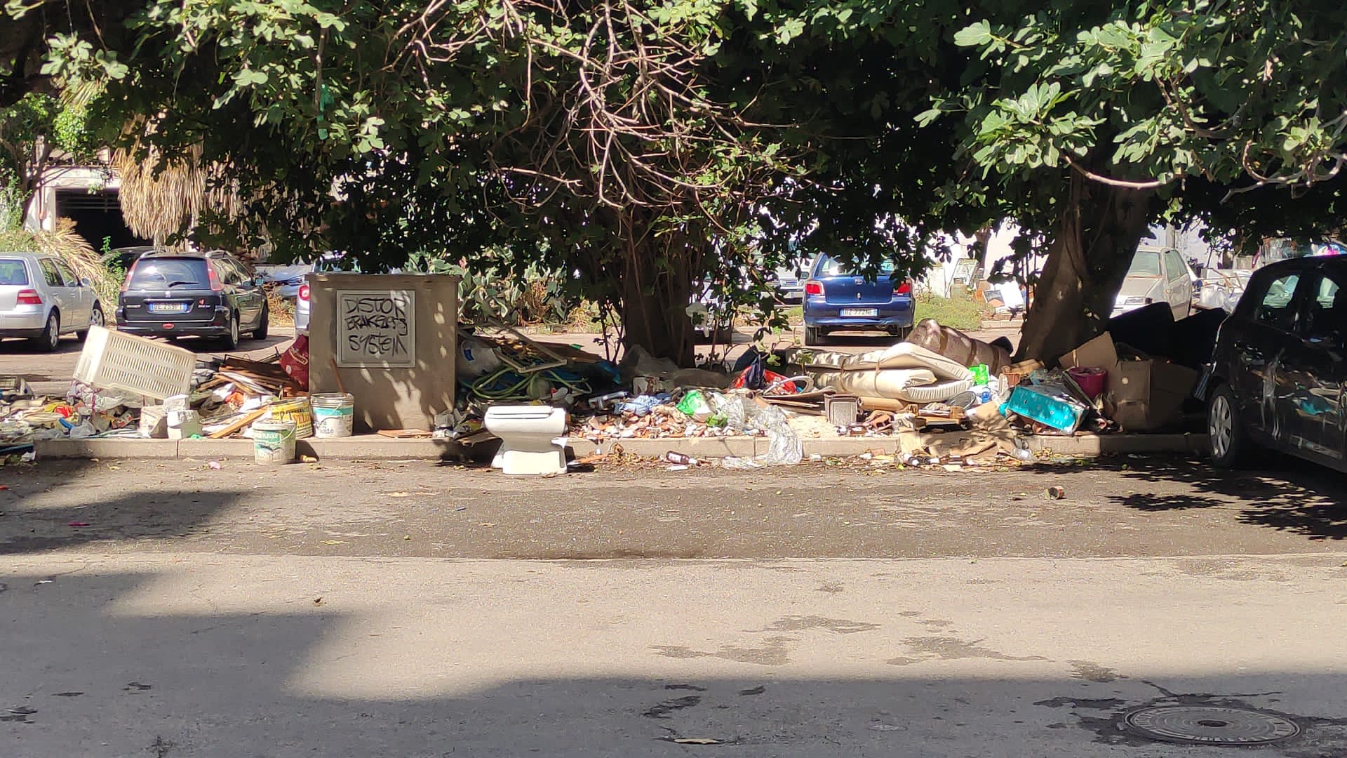Lotta aperta agli incivili, via alle mega bonifiche di rifiuti a Cagliari dalla costa di Sant’Elia a Is Mirrionis