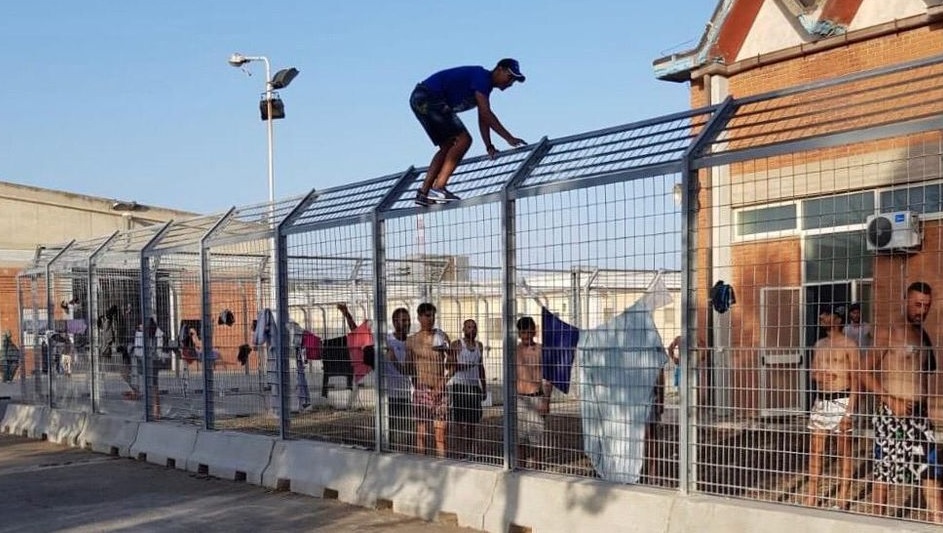 Monastir, il centro d’accoglienza scoppia: “Duecento migranti stipati e altri 50 trasferiti in hotel, poliziotti stremati”