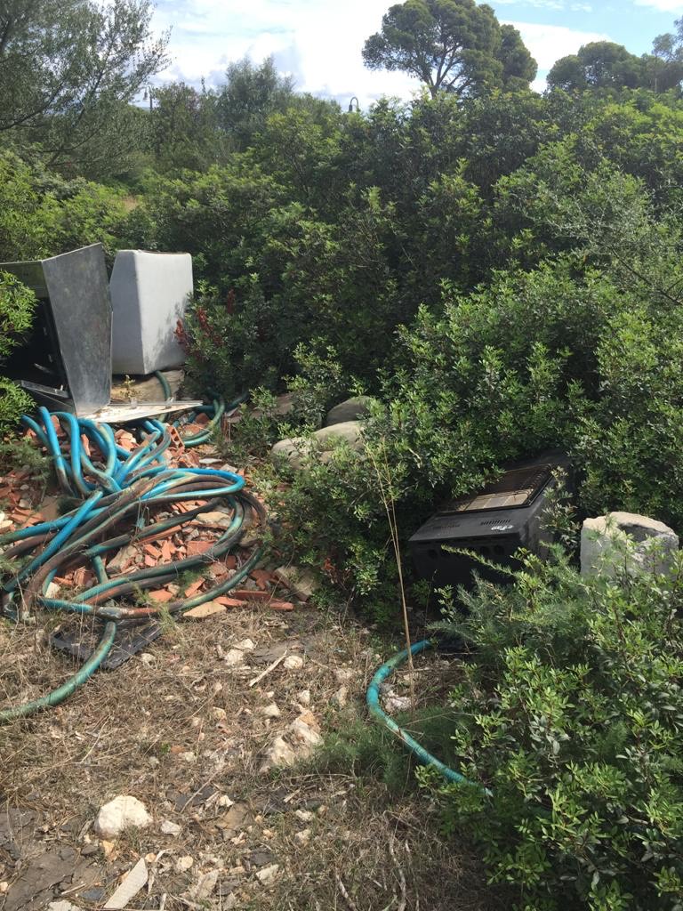 Immondezza nel verde di Monte Claro, lo scempio a Cagliari: “Cucine, scaldabagni e macerie”