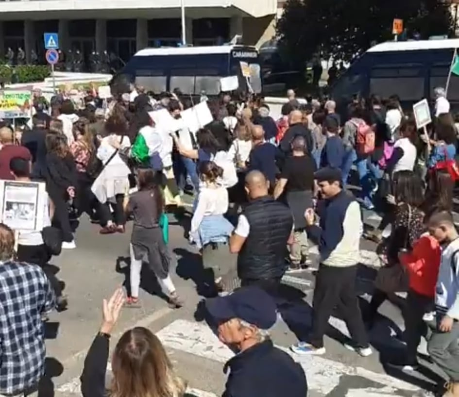 Cagliari, i no green pass marciano sino alla Regione “contro il siero genico sperimentale e i tamponi”