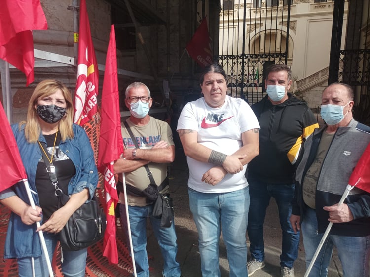 Cagliari, i precari storici circondano il Comune: “Ci hanno pure tagliato lo stipendio, siamo alla fame” (VIDEO)