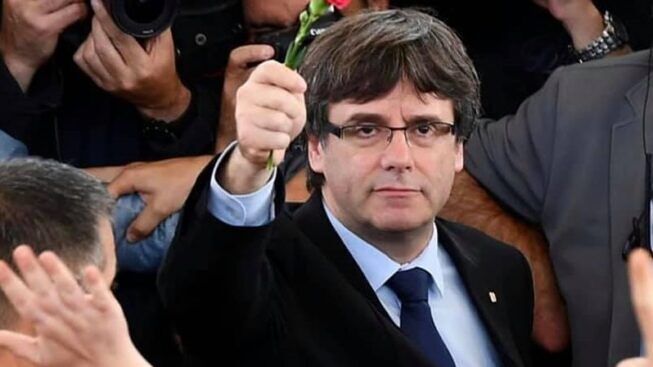 I giudici sospendono la decisione sull’estradizione di Puigdemont, acclamato dagli indipendentisti sardi