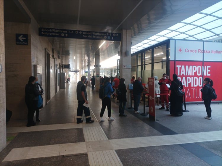 Cagliari, record di richieste di tamponi alla stazione: “Ne abbiamo potuti fare solo 240 in 5 ore”