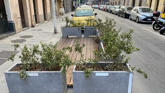 Il Comune spazza via i tavolini dai parcheggi, beffati bar e locali: “Pagherà anche chi non li ha mai utilizzati”