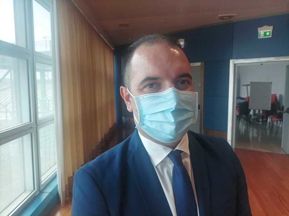 Volotea lascia a terra i bambini soli e i malati in barella, la Regione: “Richieste assenti nel bando, non possiamo obbligarla” (VIDEO)