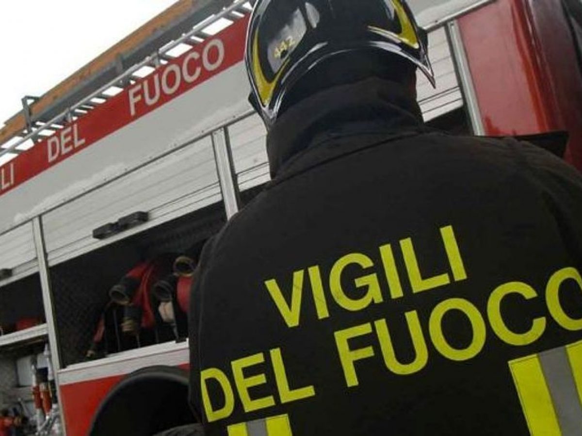 Paura nelle campagne di Sestu, fiamme in un casolare: il fuoco distrugge due capannoni e un bagno
