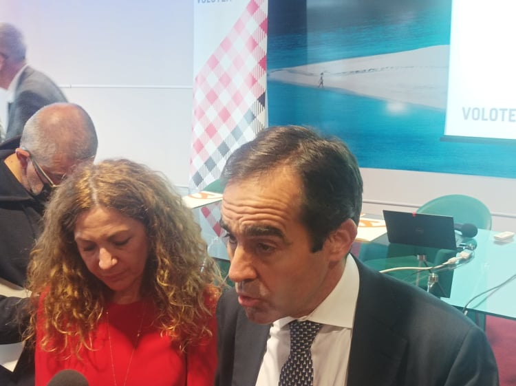 Volotea raddoppia i voli in Sardegna ma sui minori e i malati tagliati fuori non ci sono date: “Stiamo facendo delle valutazioni”