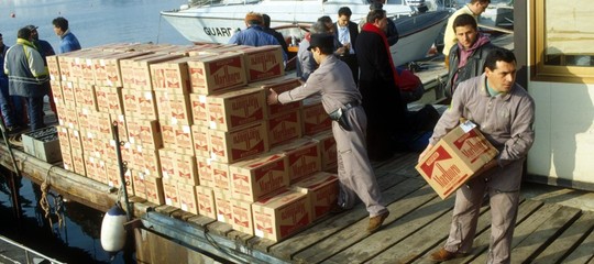 Operazione della Finanza tra Cagliari e Palermo: arrestato un contrabbandiere, sequestrate 1,5 tonnellate di sigarette