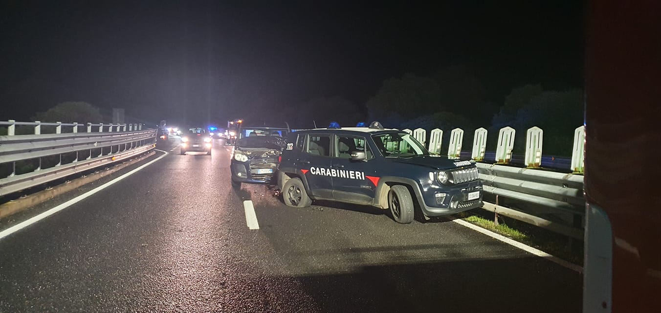 Schianto sulla Ss 131, auto dei carabinieri finisce fuori strada e sbatte contro il guard rail