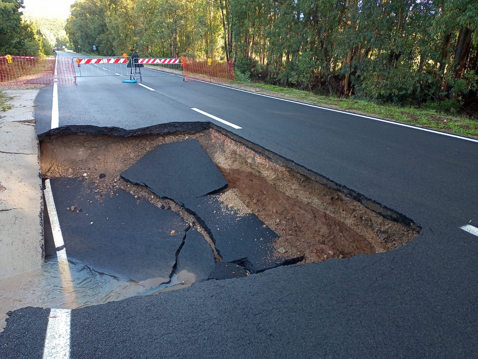 Strada sventrata sulla Provinciale 18, emergenza a Castiadas: “Complimenti per i lavori”