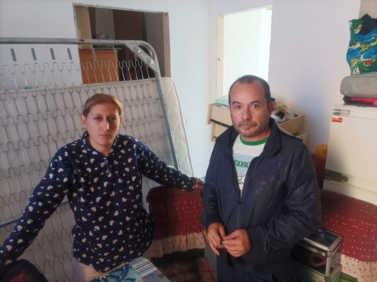 Si salvano dall’alluvione di Sarroch e tornano nella casa popolare disastrata a Cagliari: “Abbiamo 4 figli e due sono disabili, aiutateci”