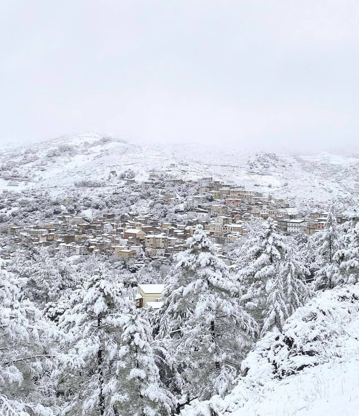 Il magico show della neve in mezza Sardegna, fiocchi bianchi anche sotto gli 800 metri da Aritzo a Desulo (VIDEO)