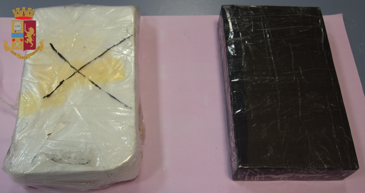 Causa un incidente sulla Ss 131 e scappa a folle velocità: in auto 2 kg di cocaina, arrestato a Cagliari