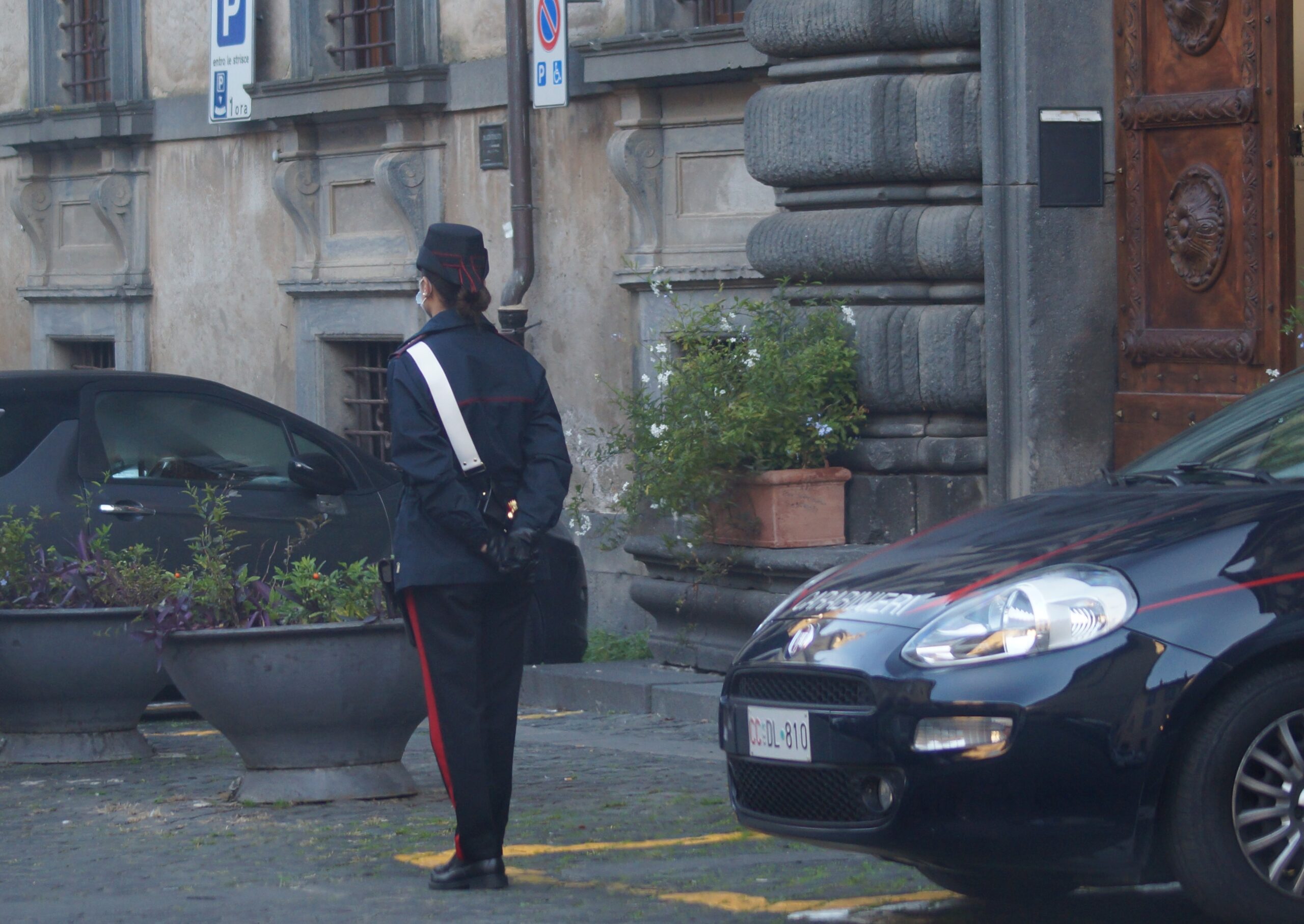 Prende il reddito di cittadinanza ma lavora come giardiniere: scoperto un “furbetto” a Sinnai