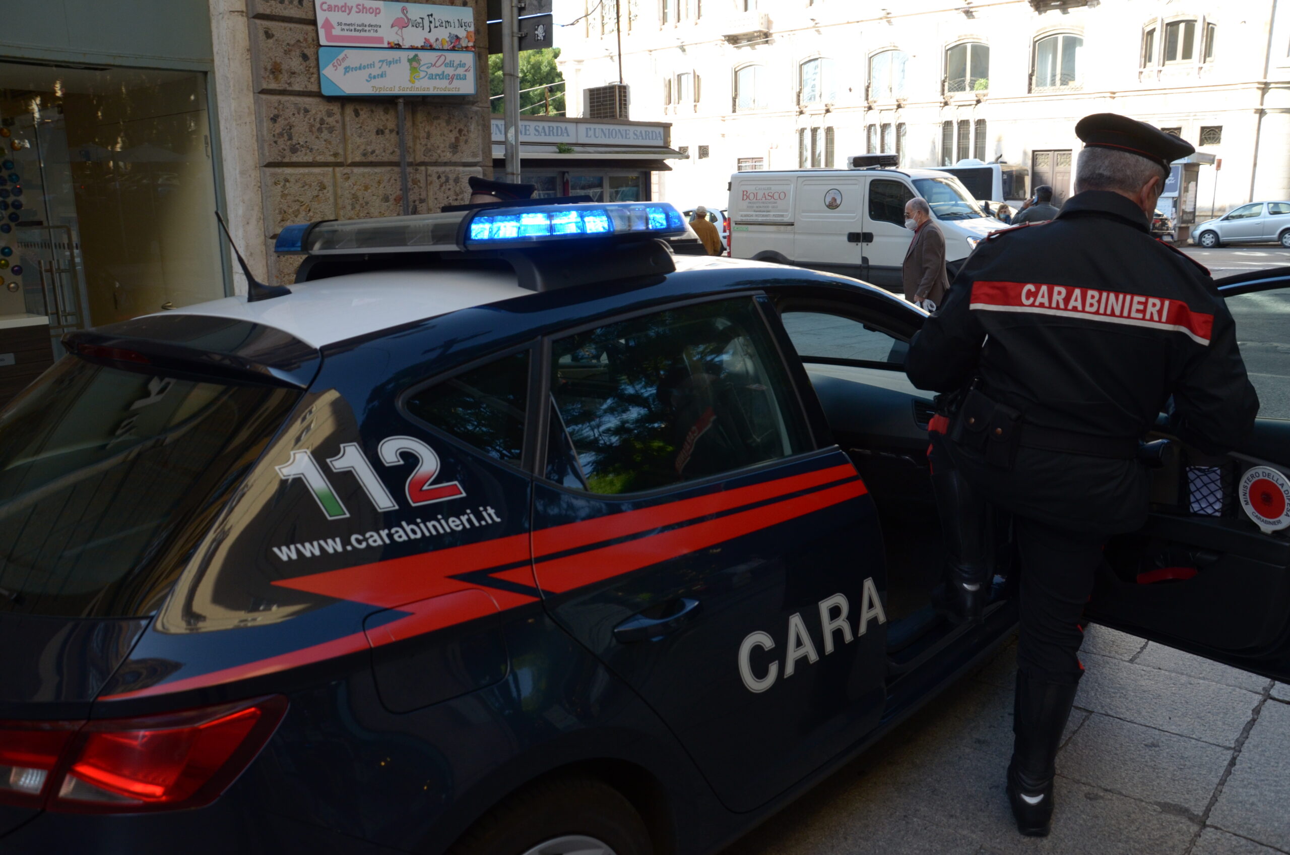 Furto ed evasione, un arresto e una denuncia a Carbonia