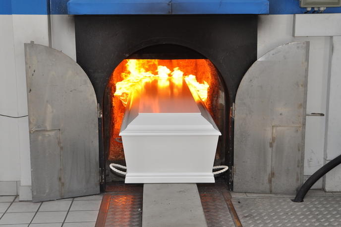 Al cimitero di Cagliari arriva un nuovo forno crematorio: “Sarà rapido e gestito da privati che guadagneranno su ogni cremazione”