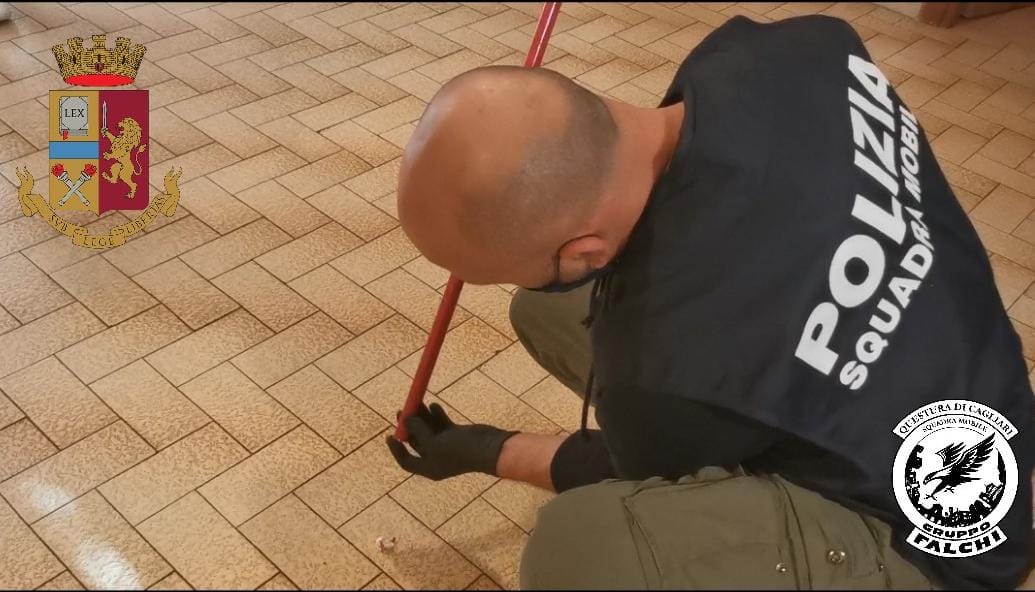 Nasconde le dosi di cocaina nel bastone della scopa: 50enne arrestato a Serramanna