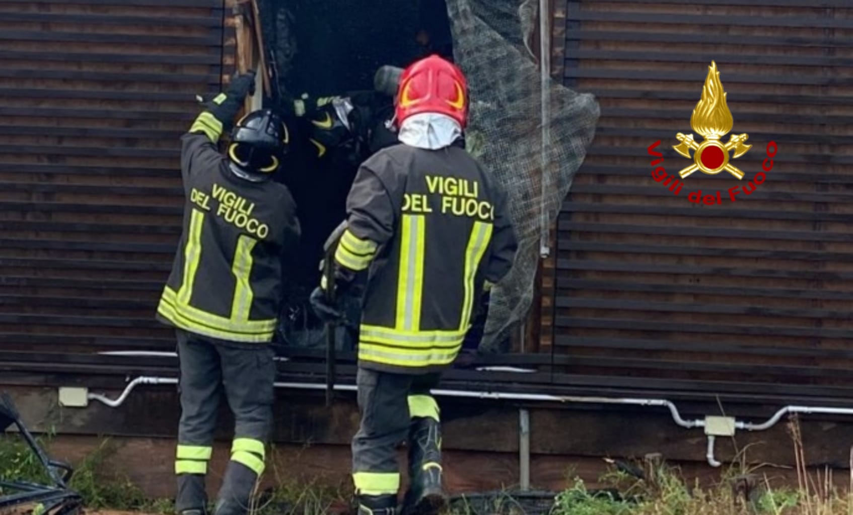 Cagliari, incendio al Poetto: a fuoco il chiosco “Pazzeska Beach”
