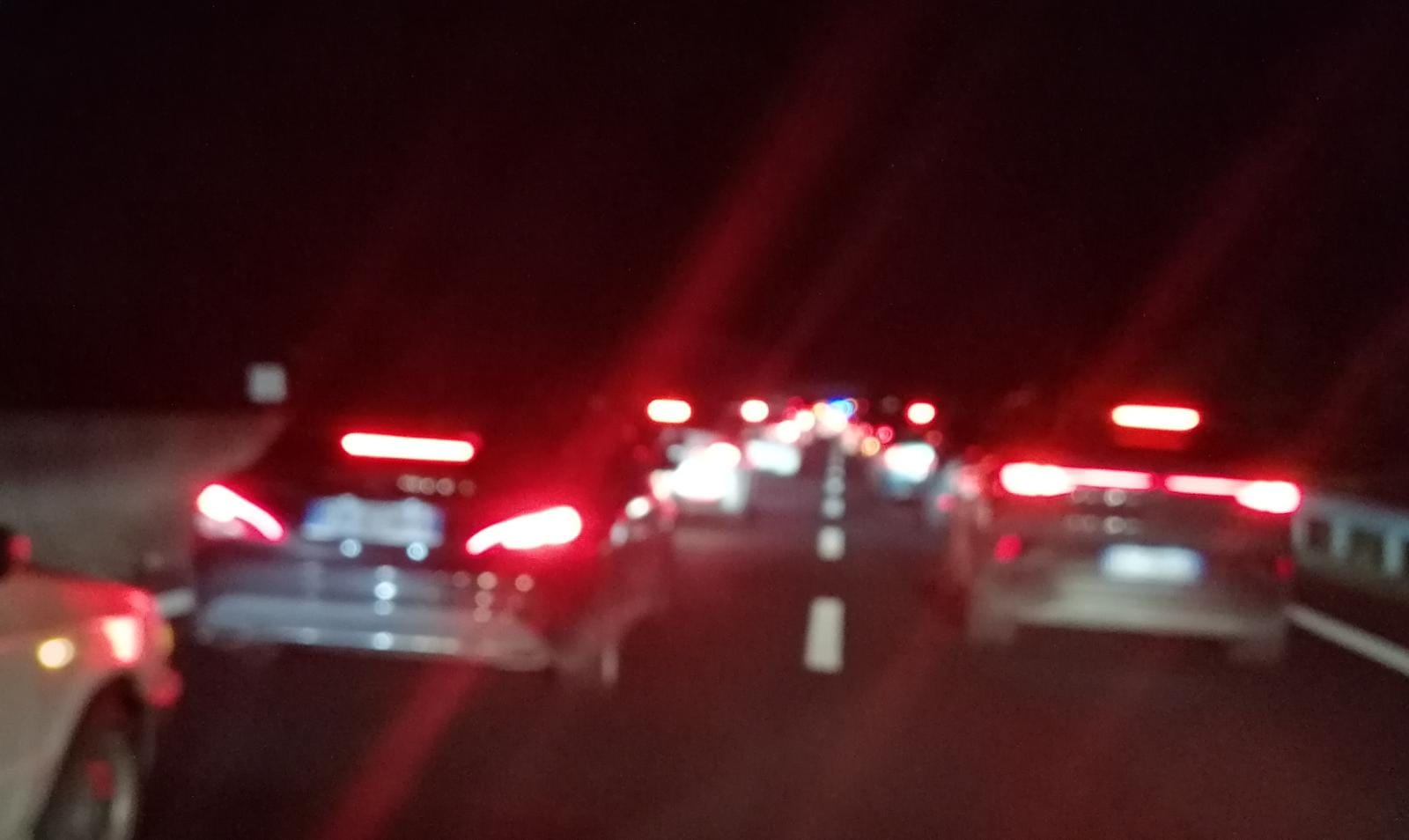 Incidente sulla Ss 131, cinque auto coinvolte: un ferito e due cani morti