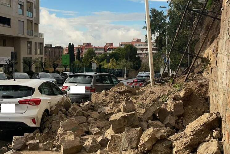 Maltempo a Cagliari, crolla un muro di sostegno in via Is Maglias