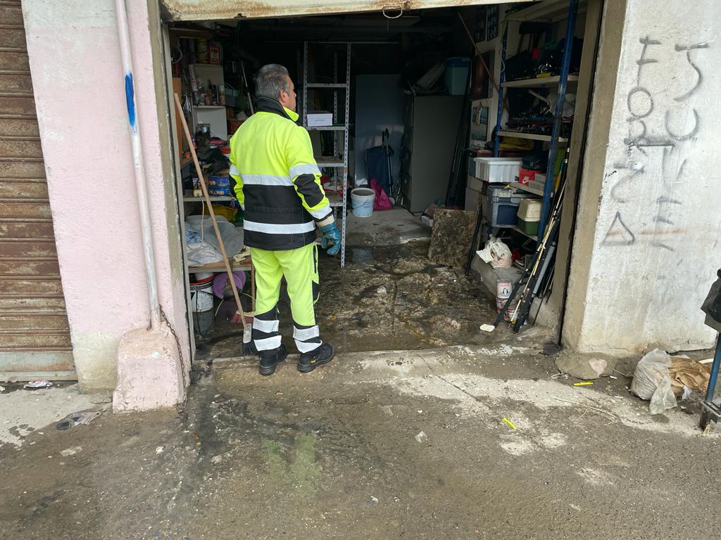 Maltempo a Cagliari, esplosione delle fogne e lago di liquami: allarme igienico e sanitario a Sant’Elia