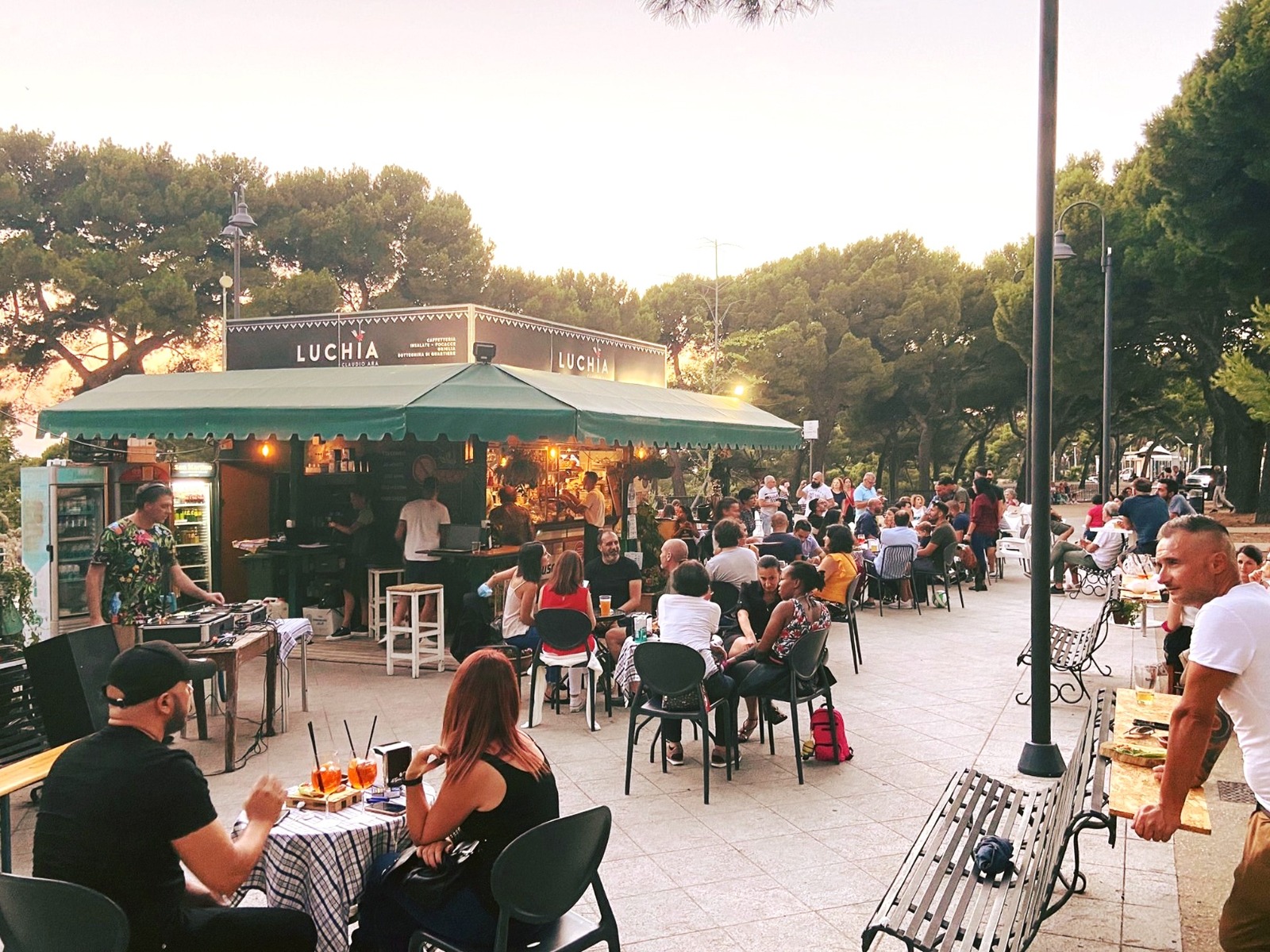 Cagliari, tavolini e sedie senza permesso: il Comune chiude per 8 giorni un chiosco in viale Buoncammino